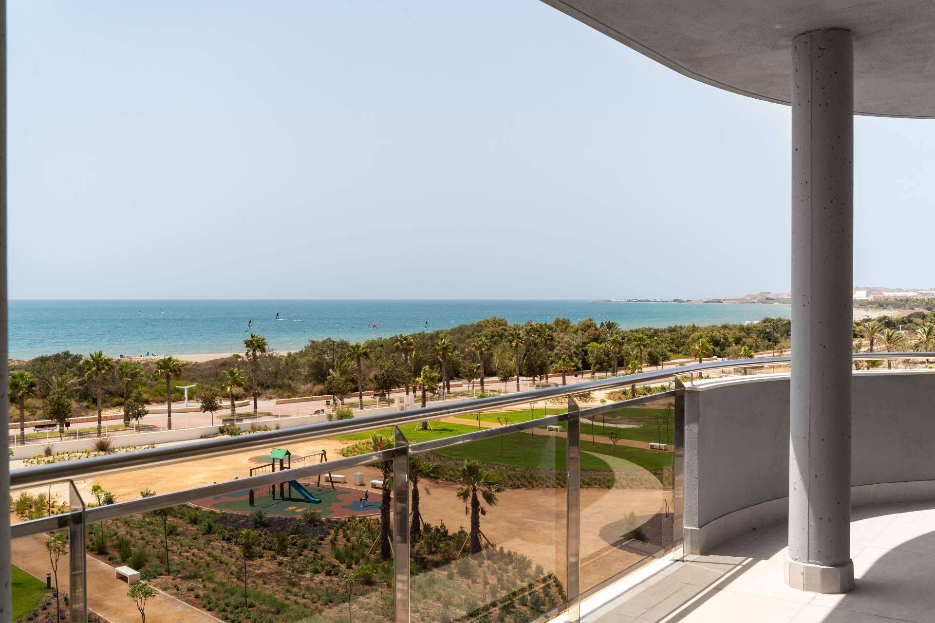 Almerimar, un lugar privilegiado de la Costa de Almería ofrece la opción de vivir frente al mar en un apartamento