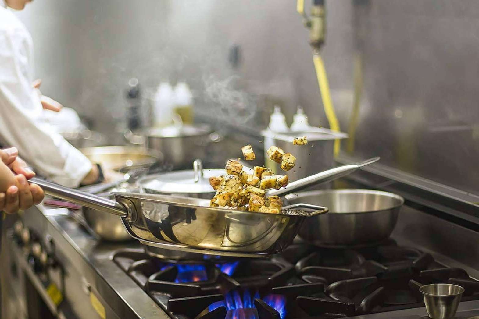 El servicio de Auxihostelería y las cocinas industriales profesionales