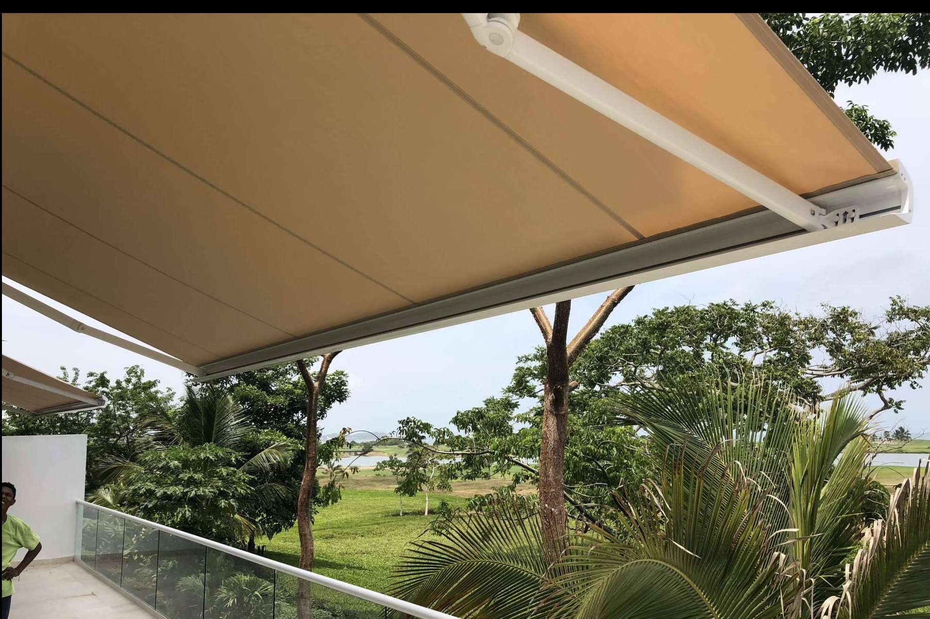Mobiliaria Toldos y Parasoles se encarga de la fabricación e instalación de toldos y parasoles