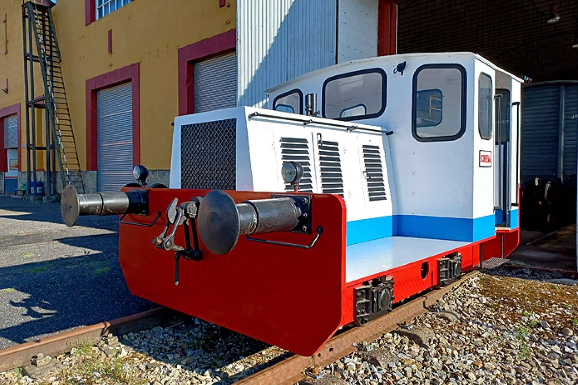 Una antigua locomotora de ERCROS restaurada por la Fundación del Patrimonio Ferroviario