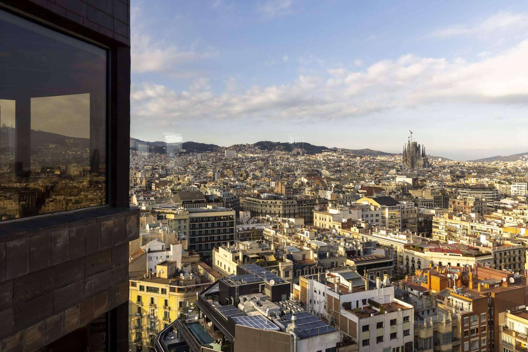 Disfrutar de la experiencia de ver Barcelona de noche en un mirador 360º con una copa, de la mano de Unlimited Barcelona