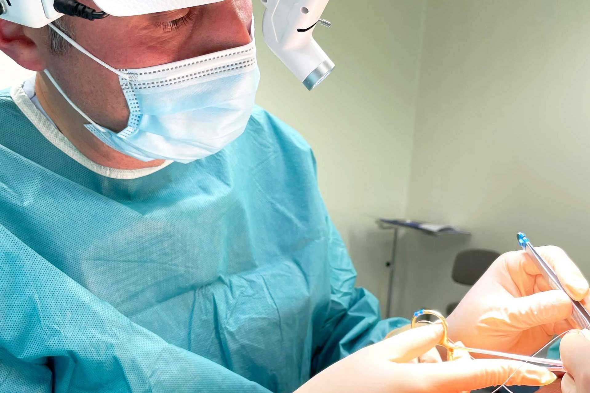El Doctor Álvarez lleva a cabo una reconstrucción mamaria para pacientes de cáncer de mama