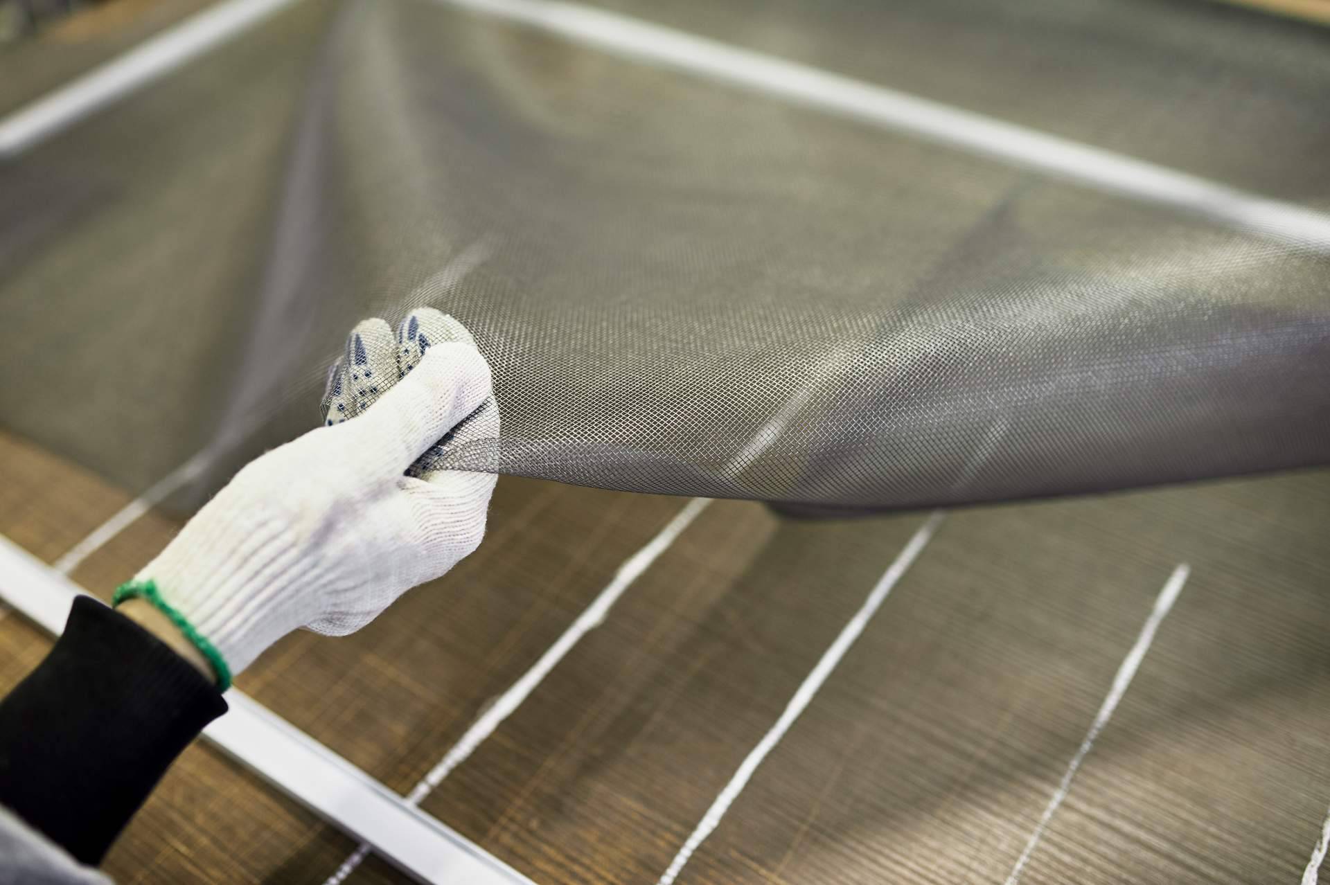 ¿Cómo son las mosquiteras enrollables que protegen contra el viento? Mosquiteras Baratas