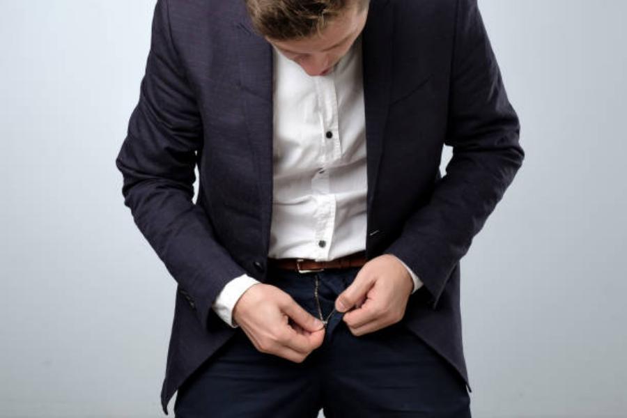 El truco infalible para arreglar la cremallera del pantalón con un tenedor