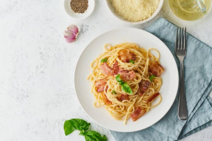 Así se hacen unos auténticos espaguetis a la carbonara fácil y sin nata