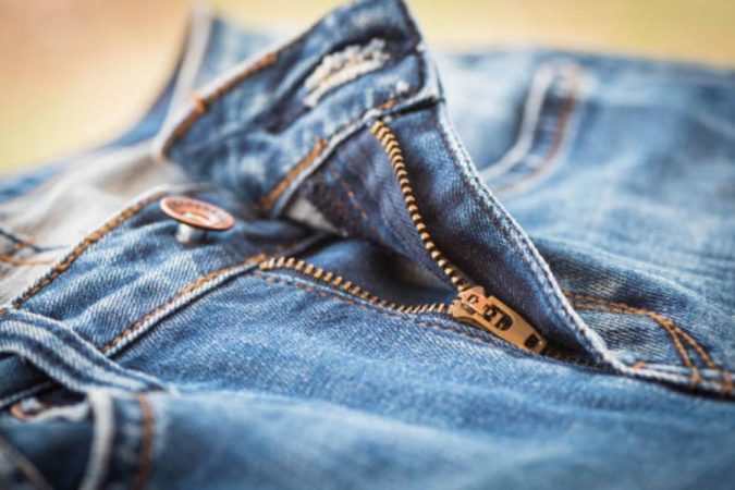 La cremallera metálica de los pantalones vaqueros