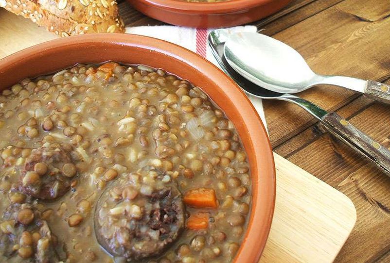 Lentejas: esta carne que nunca echas les da un sabor especial