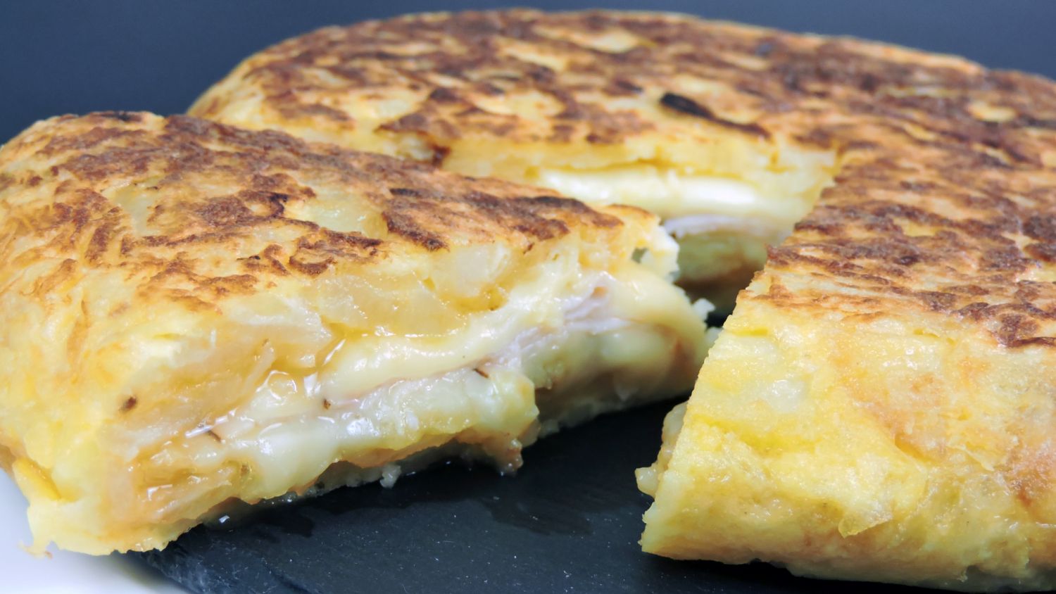 Cómo hacer una tortilla de patatas rellena de queso