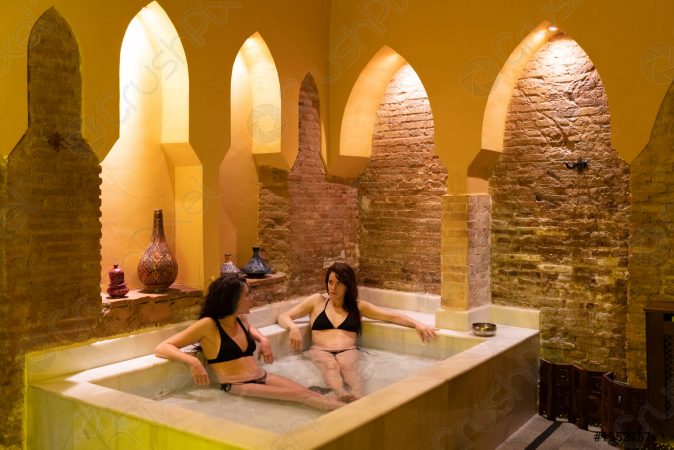 two women enjoying arabic baths 1952787 Merca2.es