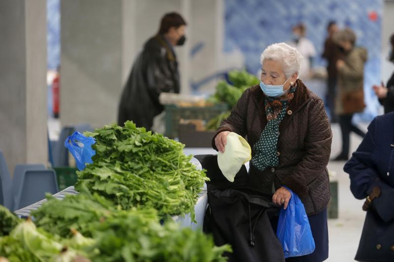 Las ventas minoristas suavizan su descenso en agosto al 0,3%, una décima menos