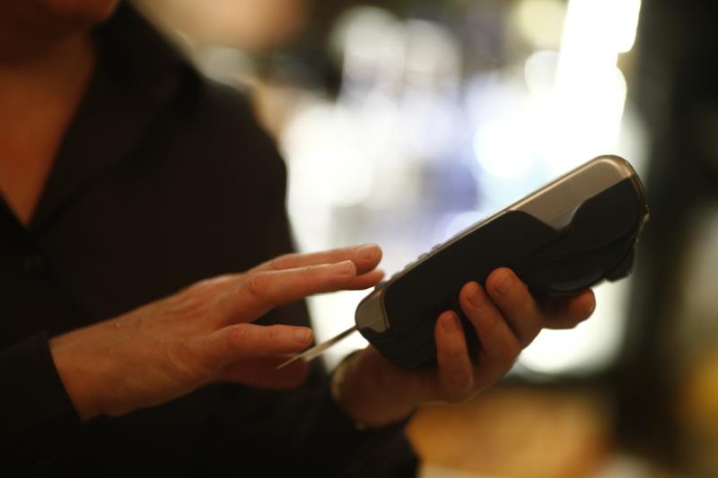 El consumo doméstico se ralentiza en el tercer trimestre por la inflación, según CaixaBank Research