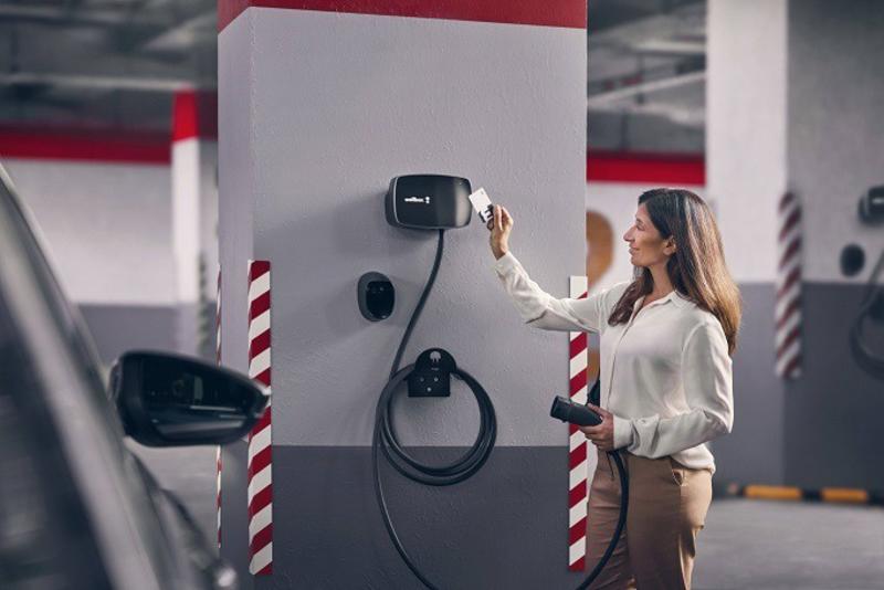 Wallbox lanza al mercado el cargador semi-público simplificado Commander 2s