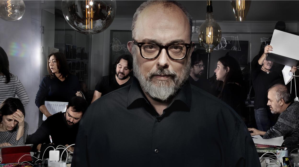 Álex de la Iglesia sale al rescate de Telecinco Cinema frente a Santiago Segura