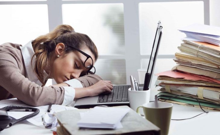 Principales motivos por los que te da sueño en el trabajo