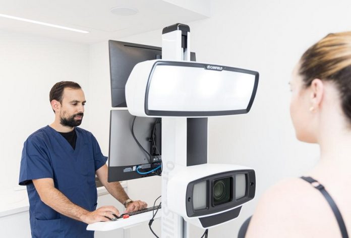 El doctor Pedro Rodriguez examinando a una paciente con la nueva tecnología