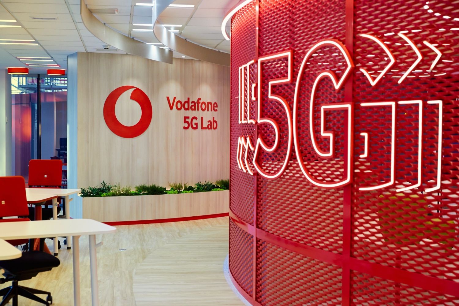 Vodafone lanza sus mejores ofertas en pack de fibra y el nuevo Motorola 5G