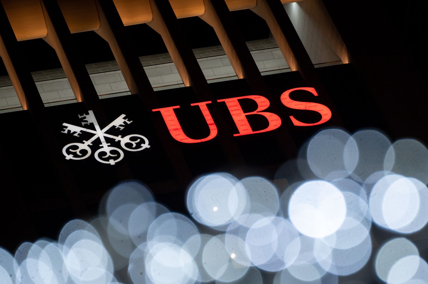 Un año tras la fusión con Credit Suisse, UBS logra beneficios de 1.037 millones