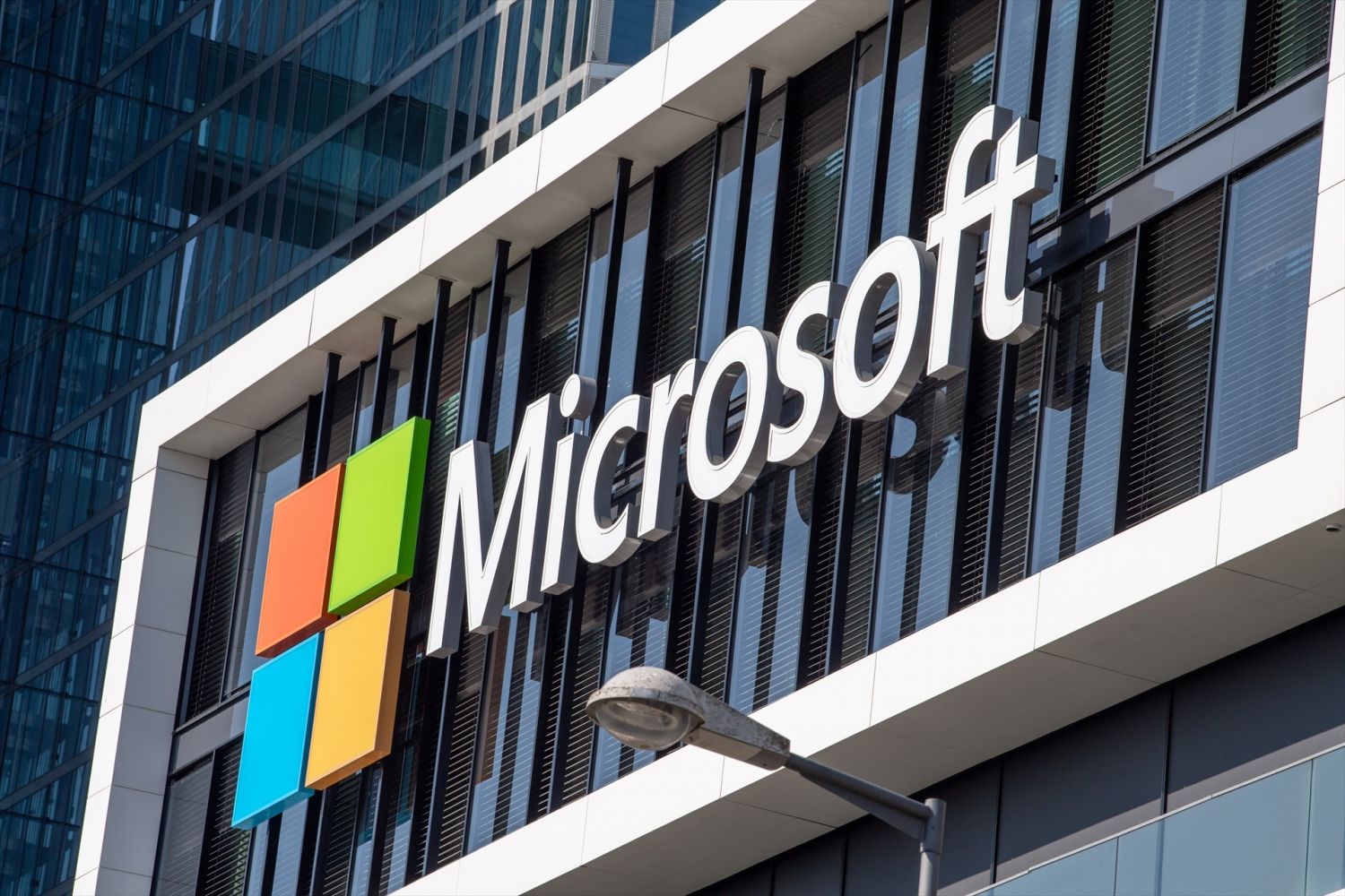 Microsoft golpea a Nvidia al crear sus propios chips de IA para sus centros Azure