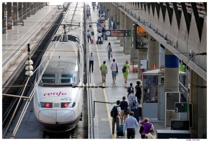 Al contrario que IAG, Renfe no pierde cuota pese a aumentar la competencia