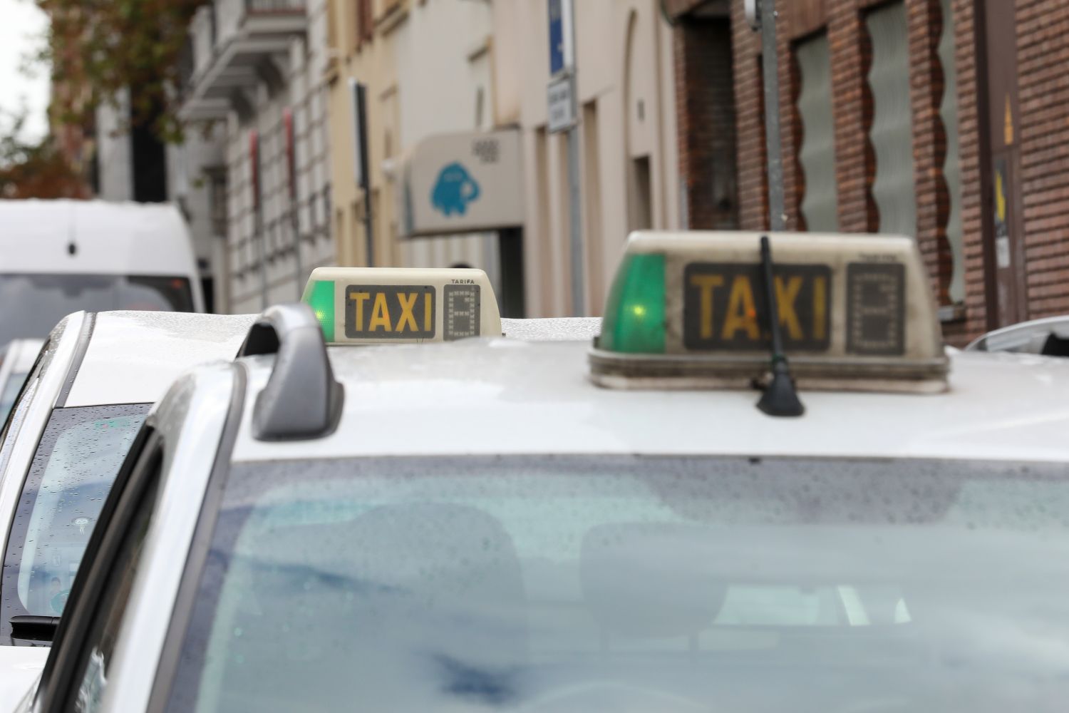 Madrid mima la liberalización del taxi para que compita con los VTC