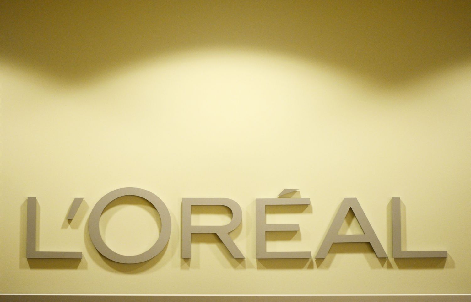 EuropaPress_4760666_filed_10_january_2013_berlin_the_logo_of_loreal_is_seen_during_look_samples L'oréal