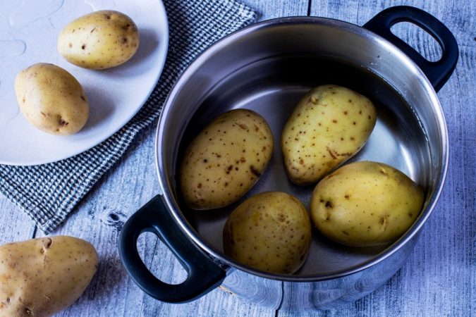 cocer patatas en agua con sal y vinagre Merca2.es