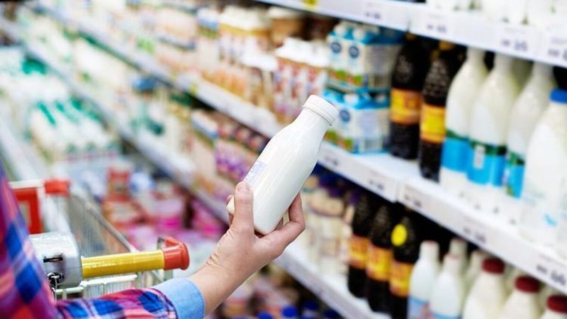 consumidor revisa etiqueta botella leche 1220887917 544487 1200x675 Merca2.es
