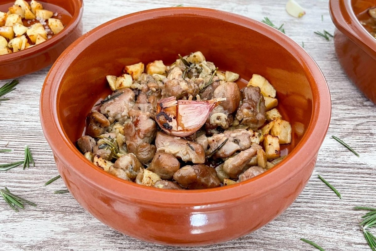 Cordero al ajillo: una receta de matrícula en menos de una hora