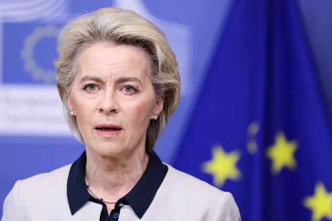 Bruselas tira del freno contra los fabricantes ante el auge de China 1 Merca2.es Von der Leyer exige ahora rebajar la dependencia de China en el vehículo eléctrico