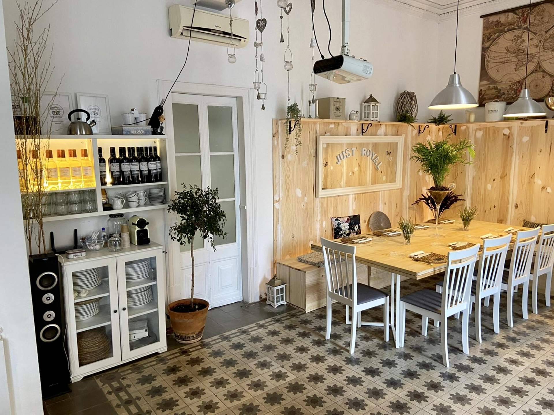 Unirse a un grupo abierto o hacerlo como grupo privado, para particulares y empresas, la experiencia Paella cooking class de Just Royal BCN