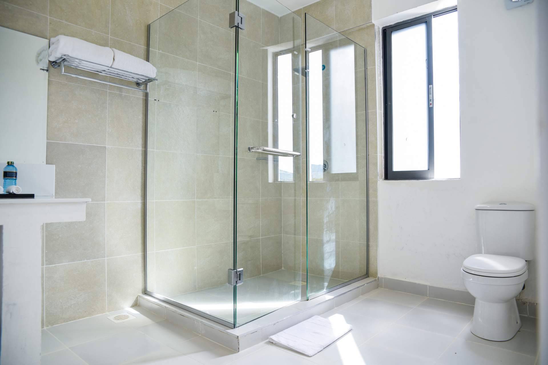 ¿Cuáles son los beneficios de instalar un plato de ducha en lugar de una bañera?