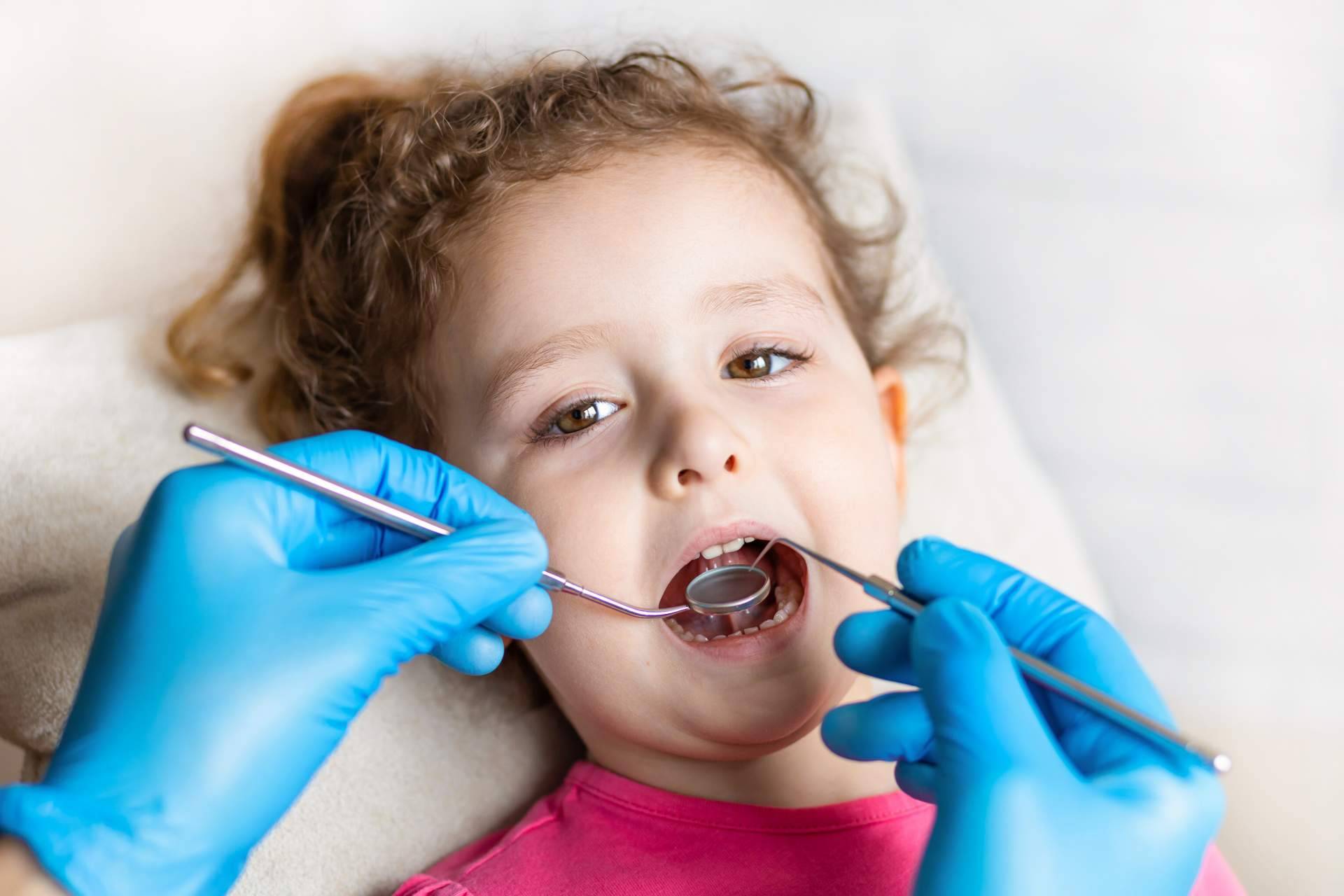 Cuidar la salud bucodental de un hijo con los servicios de esta clínica dental de Chamartín