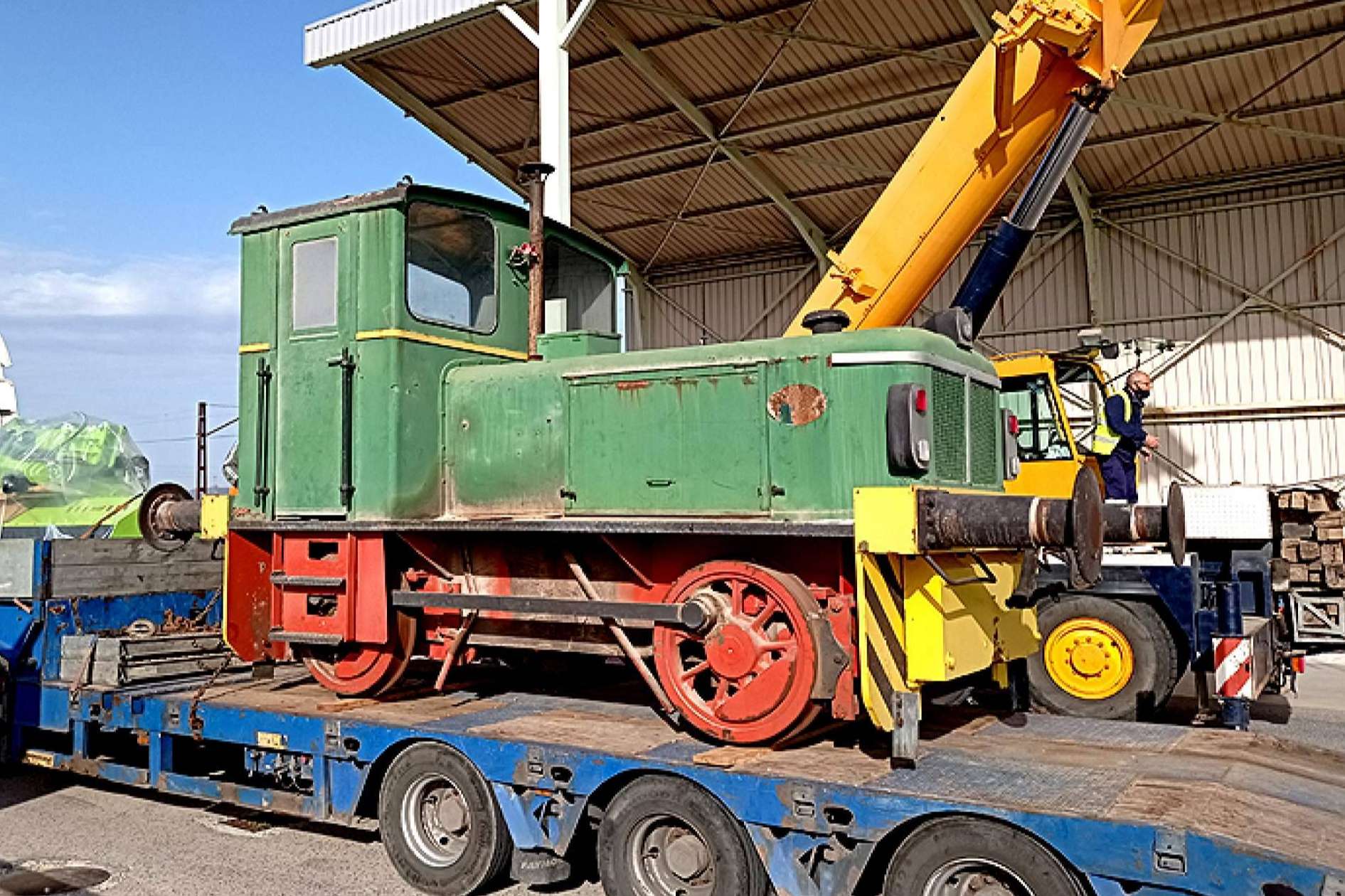 Se rescata una locomotora histórica de Saint Gobain gracias a la Fundación del Patrimonio Ferroviario