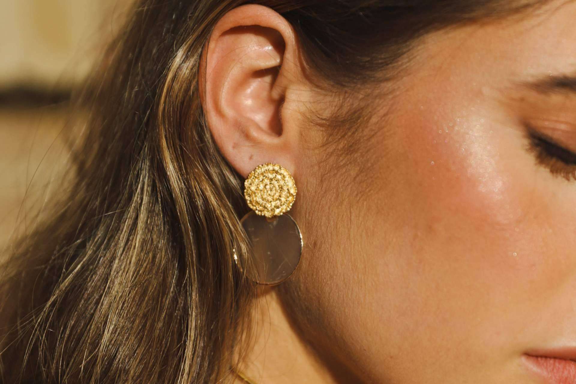 Los pendientes son el complemento ideal para marcar la diferencia en cualquier look de boda