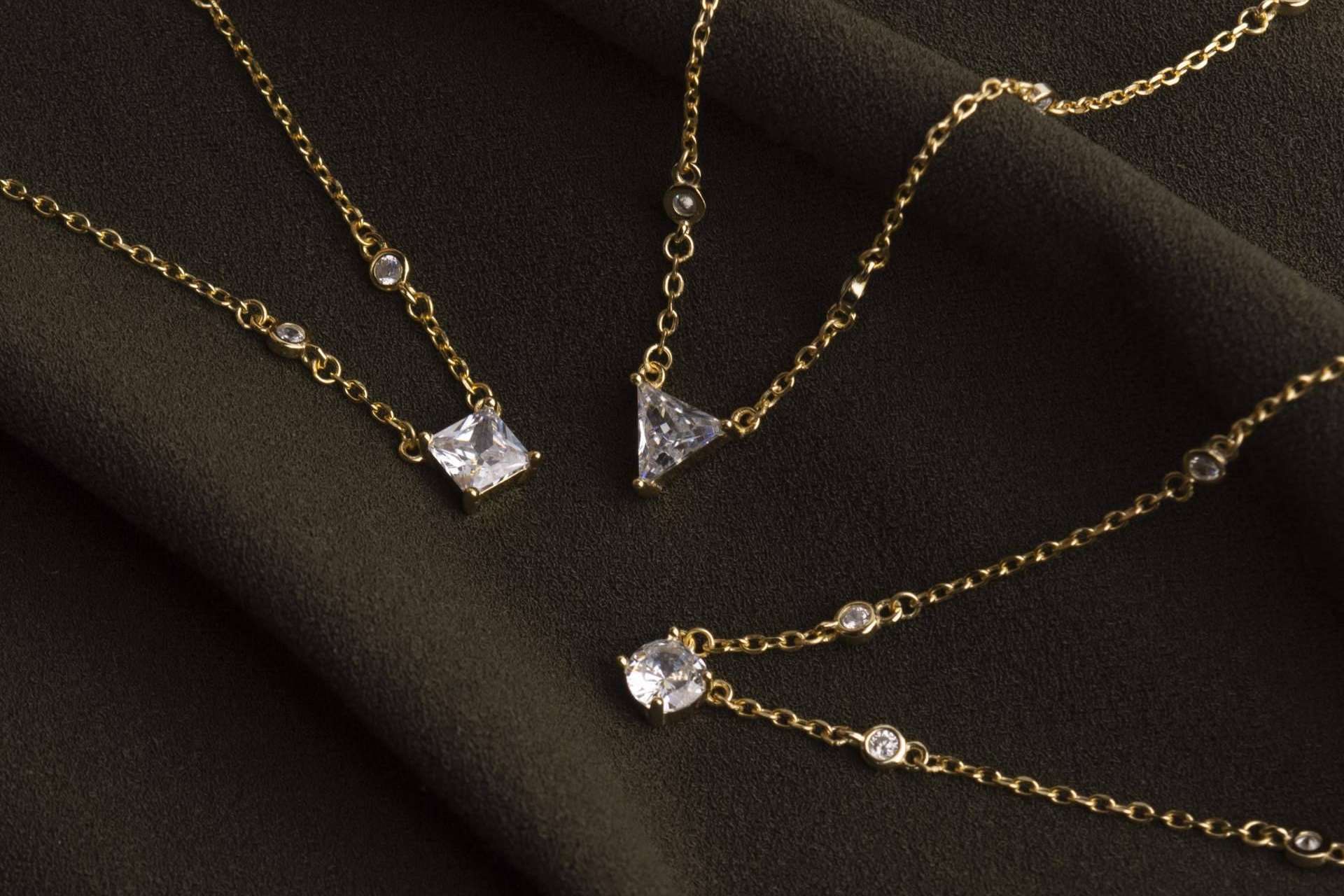 Todos los looks resaltan más con las joyas de moda de T-ADORO