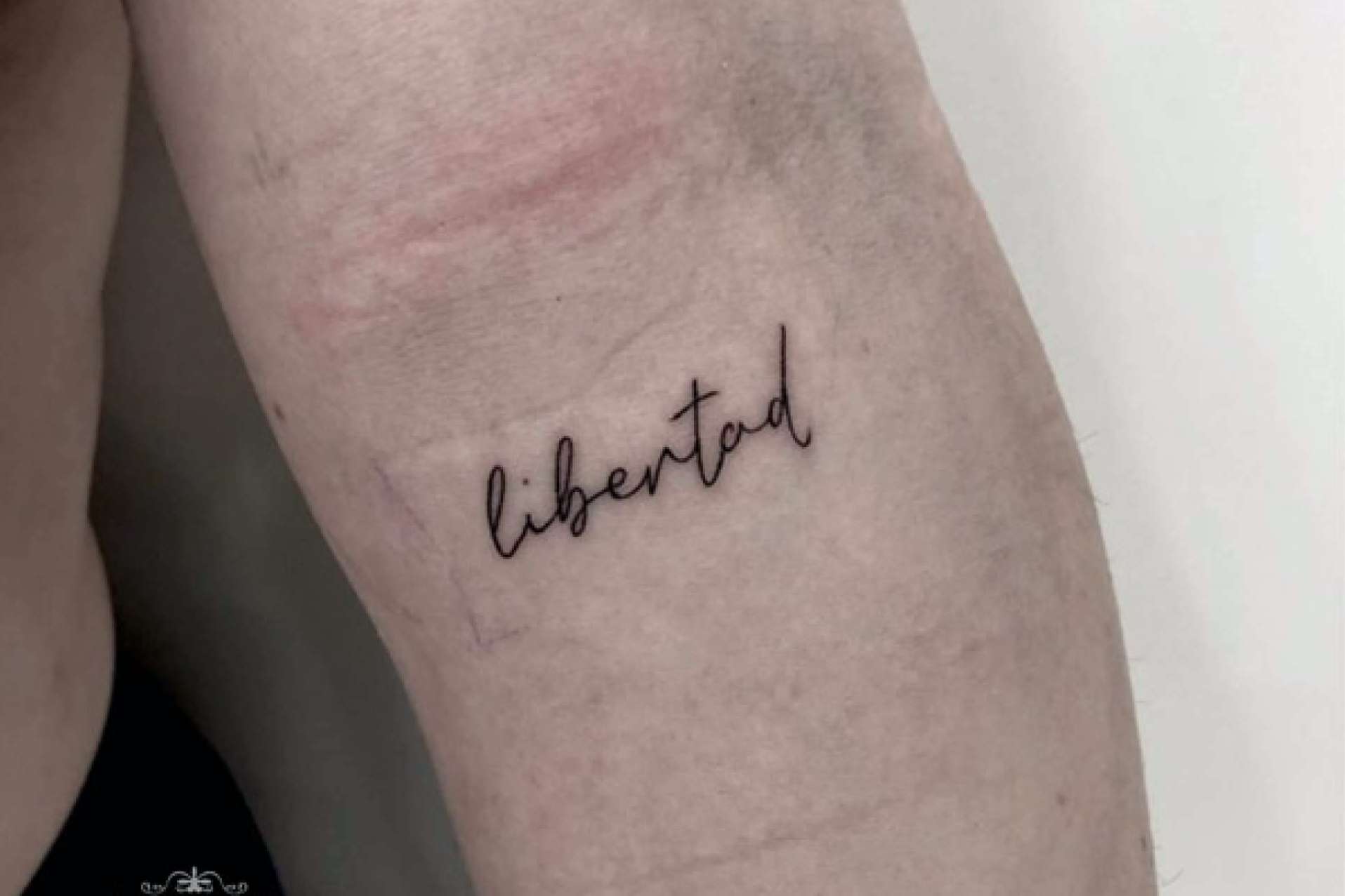 La tendencia de los tatuajes a línea fina, disponible en el estudio de Vieja Escuela Tattoo