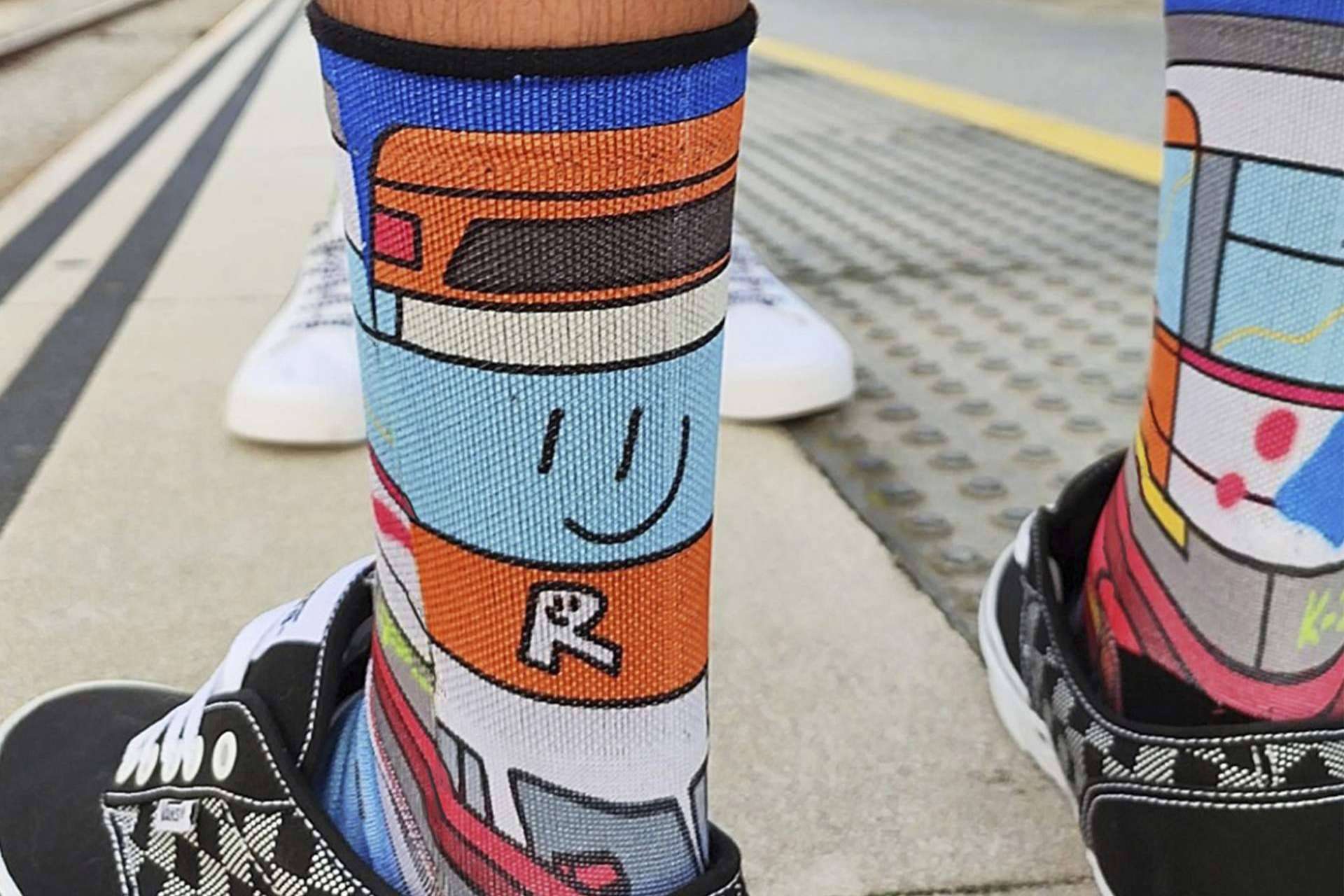 Vestir arte urbano con los calcetines divertidos de ISOKISI