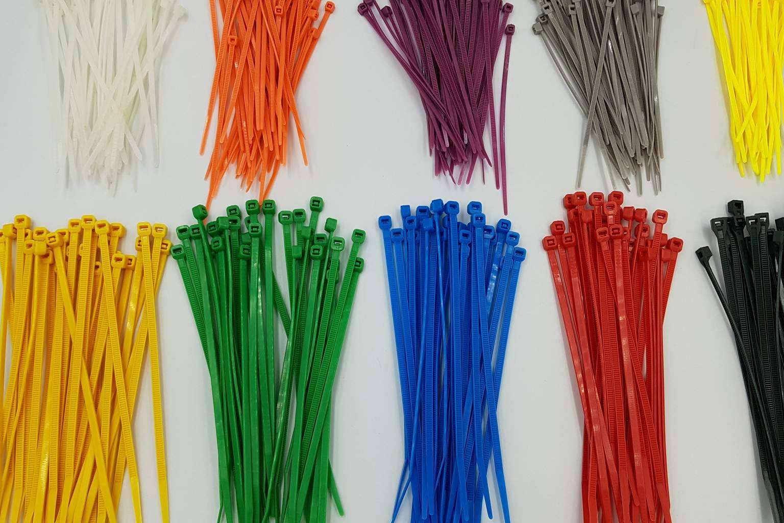 Todos los usos de las bridas de plástico de colores de Infosolucion