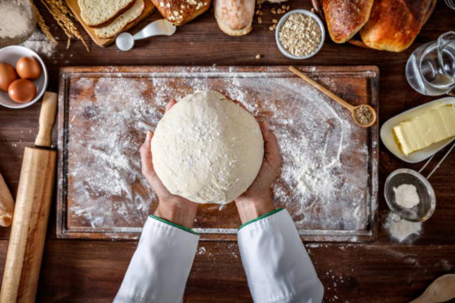 Cómo hacer empanada de langostinos y cebolla confitada