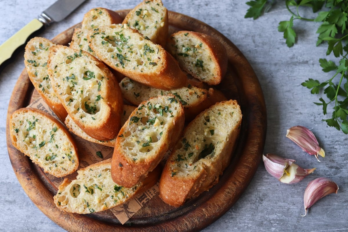 Este pan de ajo casero le da mil vueltas al de Carrefour