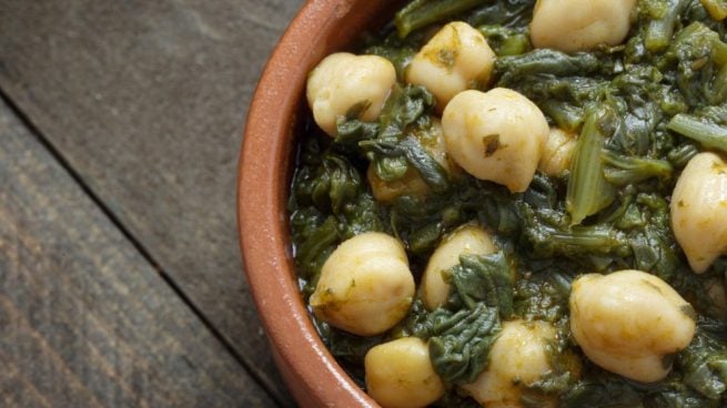 Potaje de garbanzos con espinacas: la receta simple y rápida para entrar en calor
