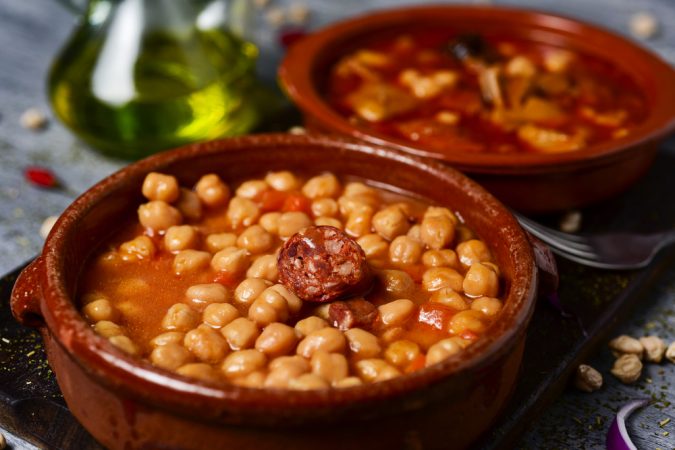 receta de garbanzos estofados con chorizo Merca2.es