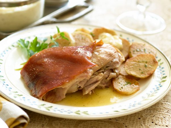roast suckling pig with fried potatoes Merca2.es
