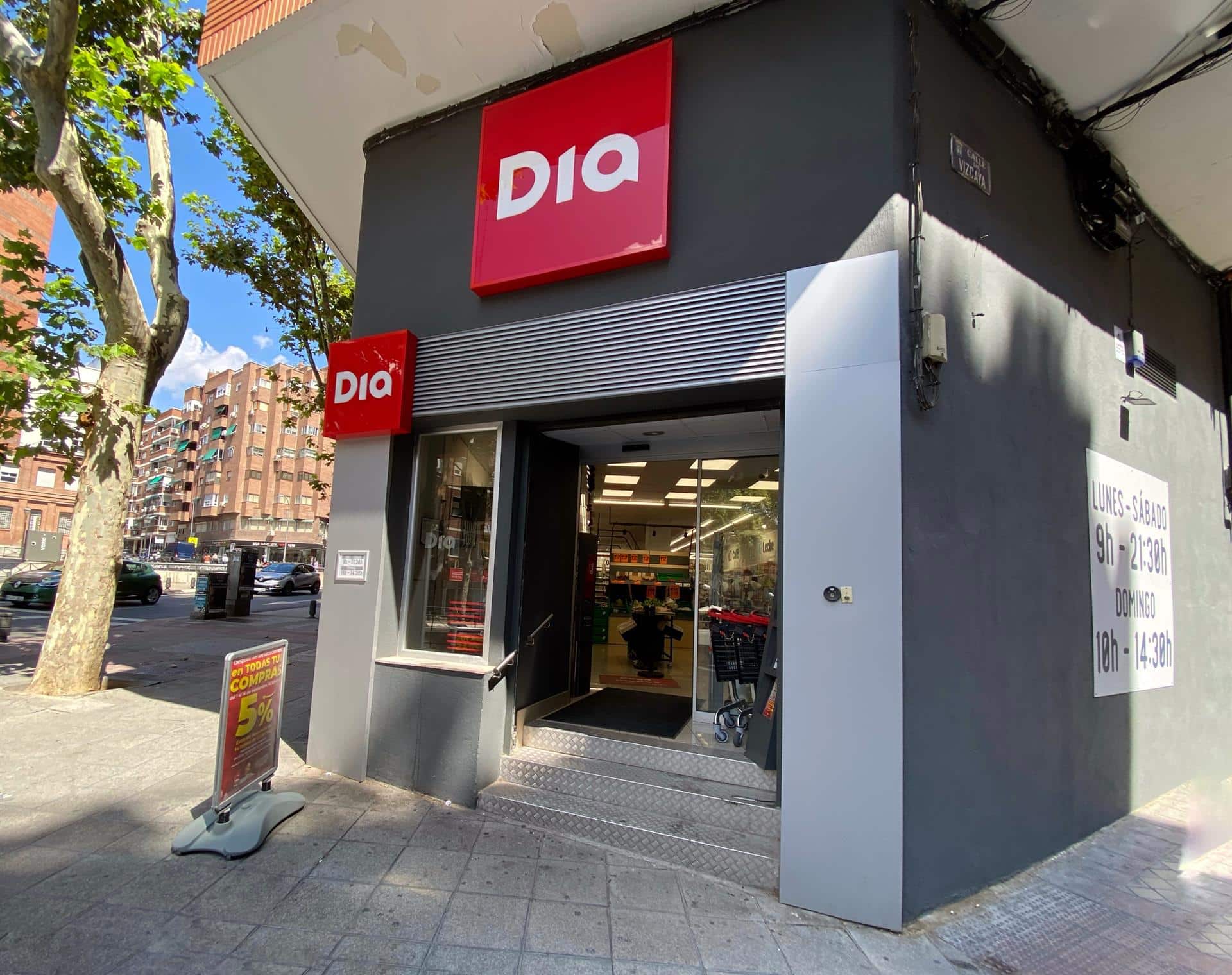 Dia le planta cara a Ahorramas en Madrid