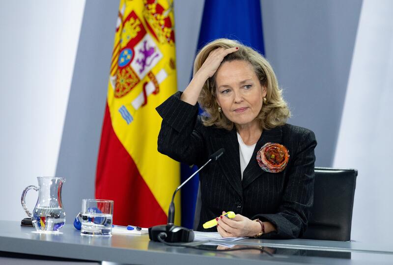 Calviño se muestra «favorable» a la subida del SMI al 60% del salario medio en 2023