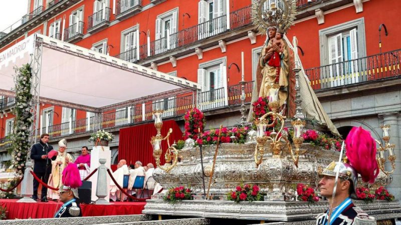 La procesión con la imagen de la Virgen