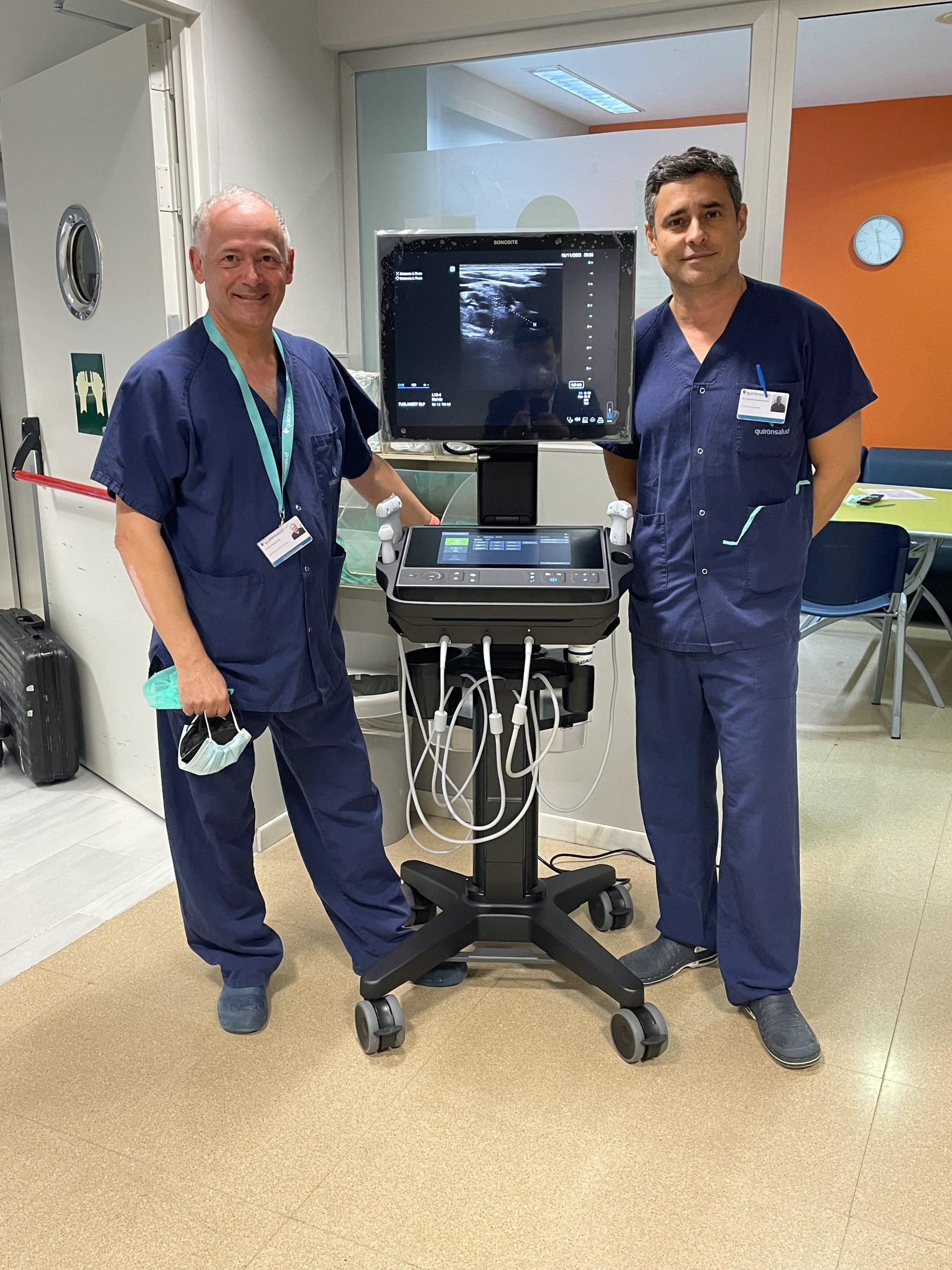 Doctores del hospital Quironsalud con el nuevo ecografo Sonosite LX scaled Merca2.es