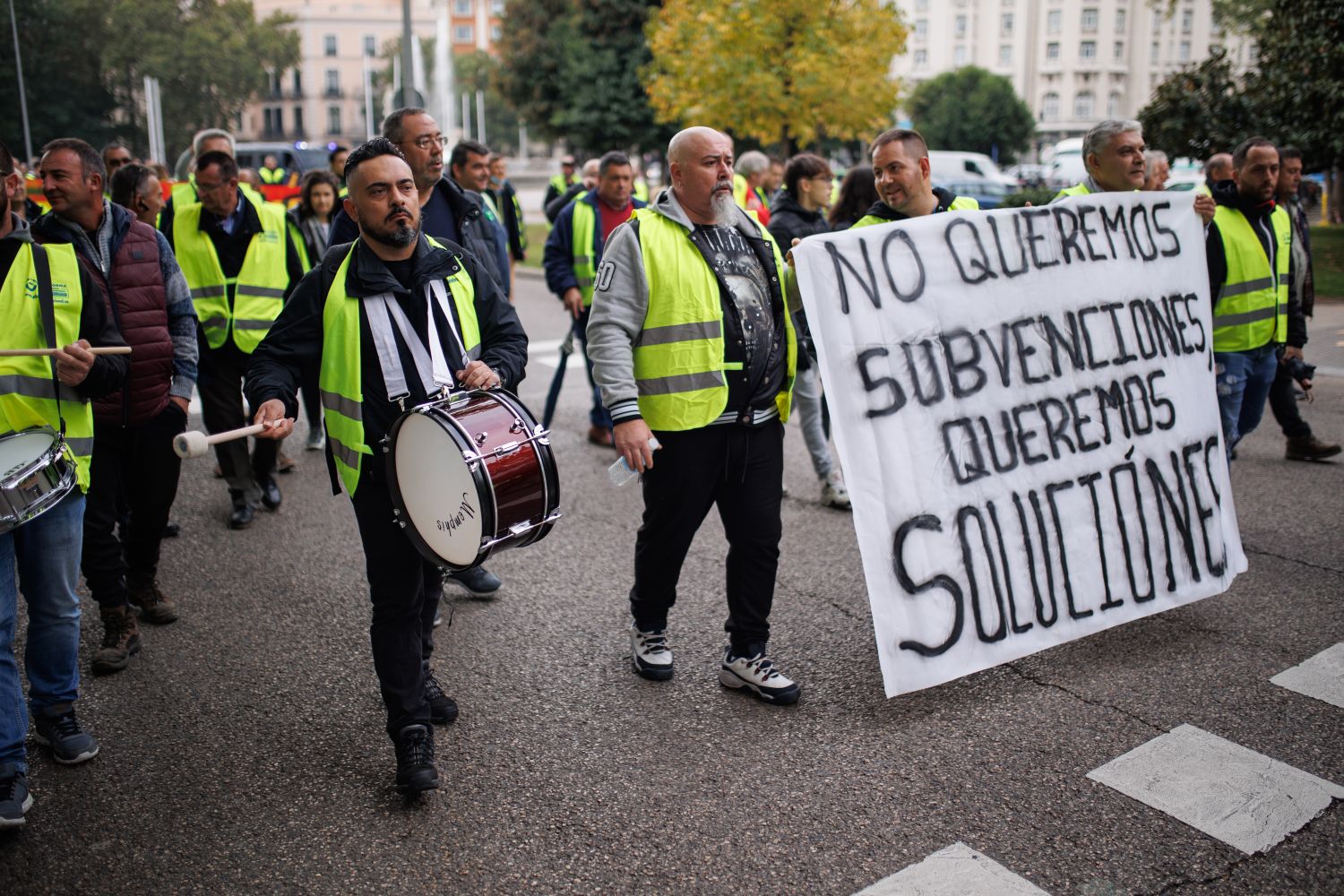 El Gobierno empuja el descuento de combustible a las familias mientras ignora la huelga de los transportistas