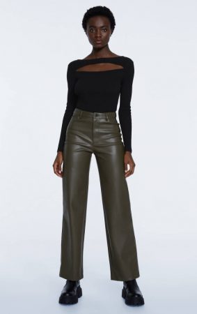 Los pantalones de Stradivarius que pegan tanto con botas como con zapatillas por 25,99 euros 24 Merca2.es Pantalón straight efecto piel de Stradivarius