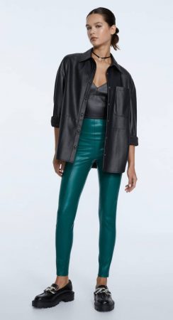 Los pantalones de Stradivarius que pegan tanto con botas como con zapatillas por 25,99 euros 33 Merca2.es Legging efecto piel de Stradivarius